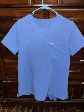 Figs Women's V-Neck Scrub Top in Light Blue with Umann Joggers SCRUB SET